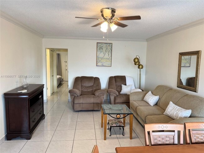 920 SW 11th Ave in Hallandale Beach, FL - Building Photo - Building Photo
