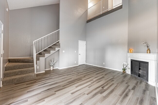 Rollingwood in West Covina, CA - Building Photo - Interior Photo