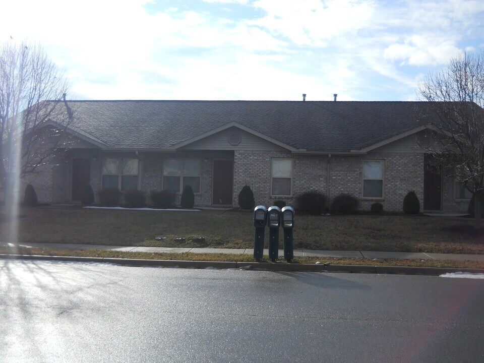 2270 Shamrock Ln in Troy, OH - Building Photo