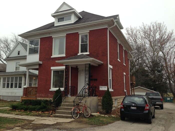 522 College Ave-Unit -1 in Dekalb, IL - Building Photo