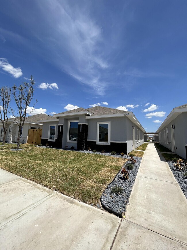 1006 North Blair Avenue-Unit -2 in Edinburg, TX - Building Photo - Building Photo