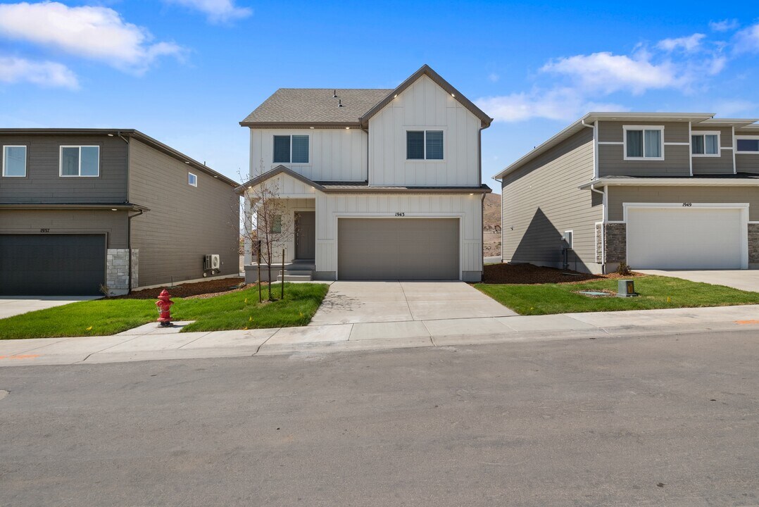 1943 N Fireball Ln in Saratoga Springs, UT - Building Photo