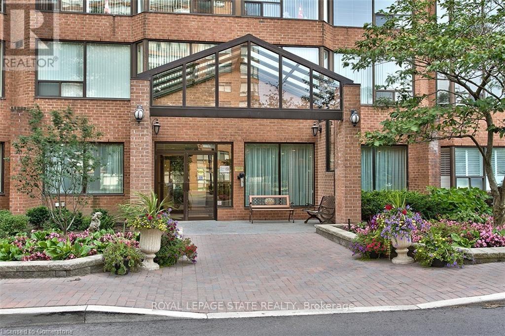 1270 Maple Crossing Blvd in Burlington, ON - Building Photo