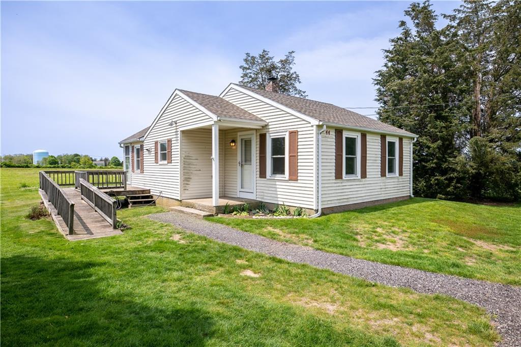 44 Paquins Ln in Portsmouth, RI - Building Photo