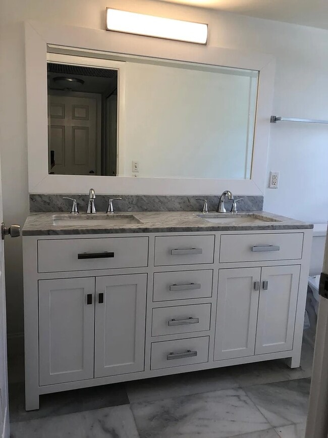 8255 Lake Dr, Unit 301 in Doral, FL - Building Photo - Building Photo
