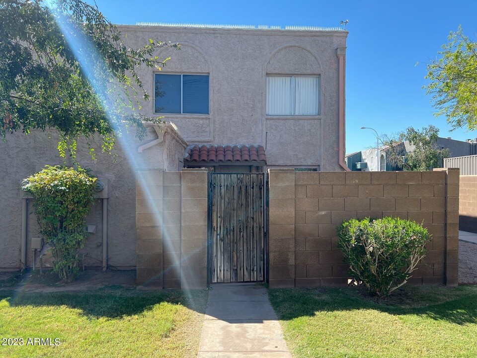 600 S Dobson Rd in Mesa, AZ - Building Photo
