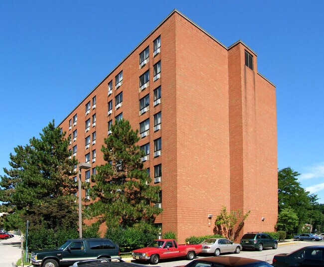 Mill Pond Towers in Dover, NJ - Foto de edificio - Building Photo