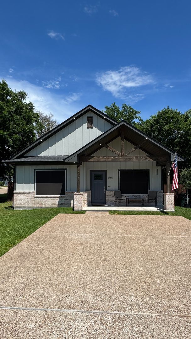 909 N Randolph Ave