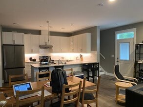 1801 Hallen Ave in Nanaimo, BC - Building Photo - Building Photo