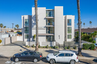 Welcome to Surfcaster Apartments in San Diego, CA - Foto de edificio - Building Photo