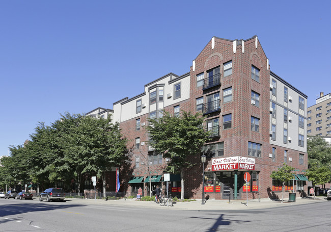 East Village in Minneapolis, MN - Foto de edificio - Building Photo