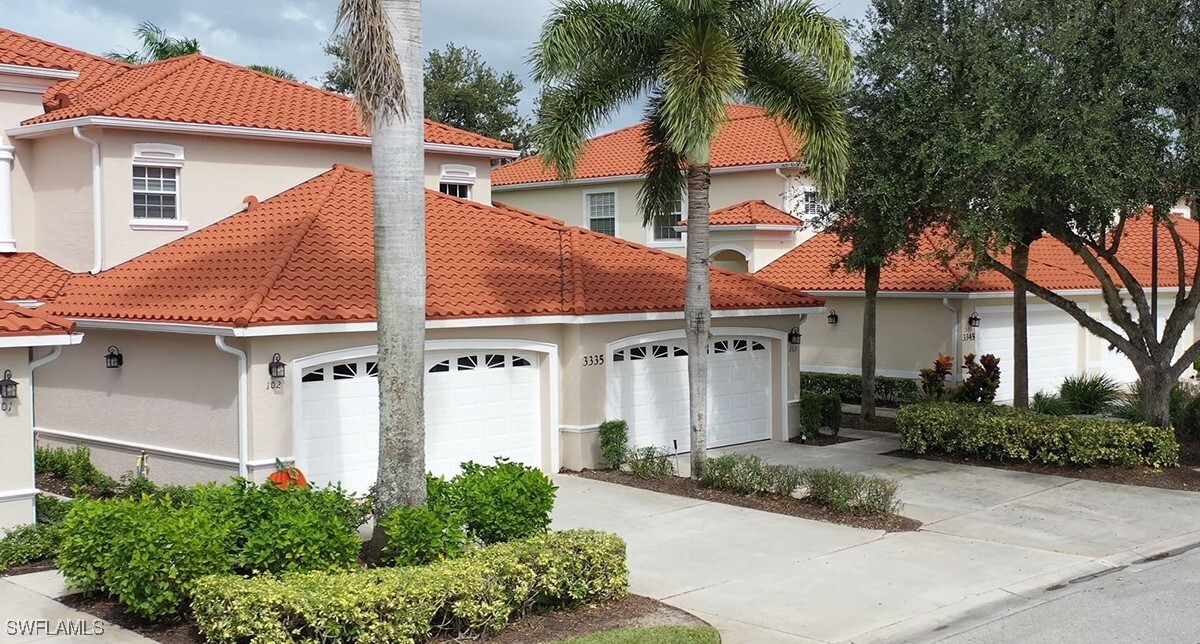 3325 Grand Cypress Dr in Naples, FL - Foto de edificio