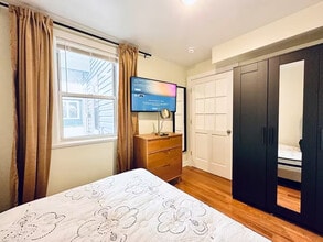 Furnished room/NOT APARTMENT, Unit 1 in Queens, NY - Foto de edificio - Building Photo