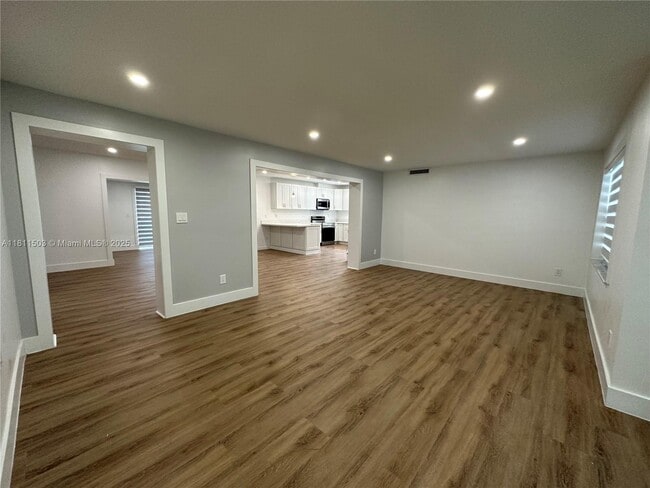 6080 SW 16th St in Miami, FL - Building Photo - Building Photo