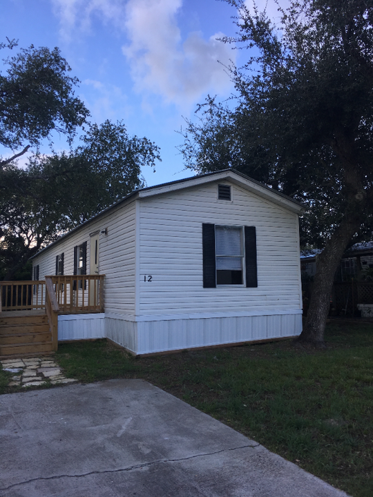 1800 N Live Oak St in Rockport, TX - Building Photo