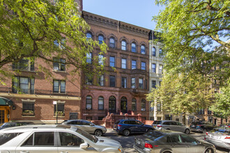 140 W 75th St in New York, NY - Foto de edificio - Primary Photo