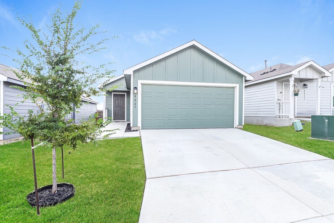 8027 Nube Medina in San Antonio, TX - Building Photo