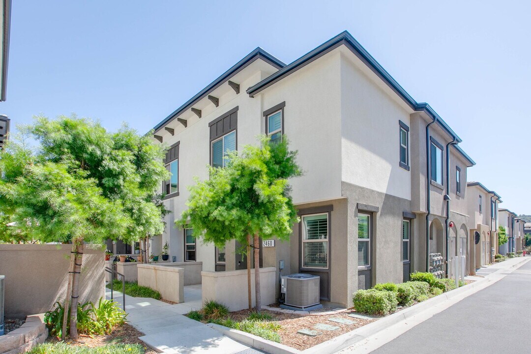 2460 Solara Ln in Vista, CA - Building Photo