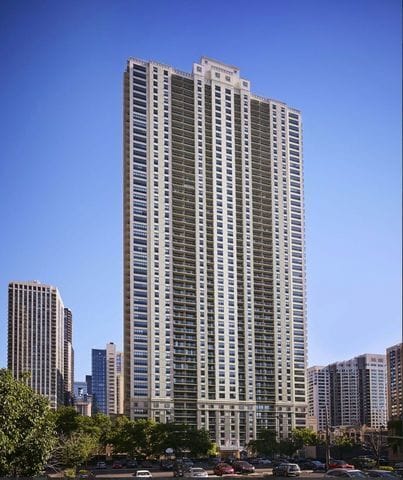 1 W Superior St in Chicago, IL - Building Photo