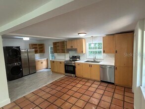 930 NE 12th Ave in Gainesville, FL - Building Photo - Building Photo