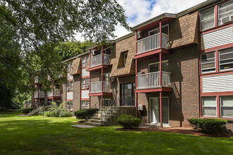 Spruce Knoll in Dracut, MA - Foto de edificio - Building Photo