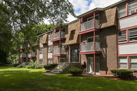 Spruce Knoll in Dracut, MA - Foto de edificio - Building Photo