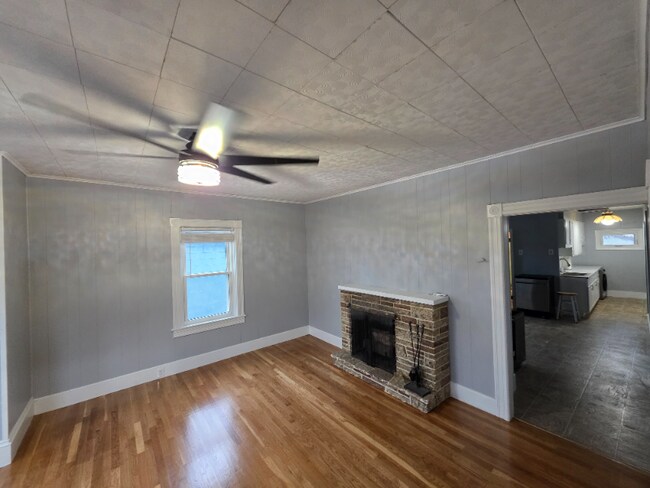 11 Shamrock St, Unit 1 in Worcester, MA - Foto de edificio - Building Photo