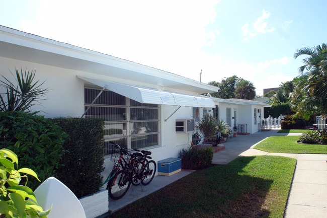 107 S Palmway in Lake Worth, FL - Foto de edificio - Building Photo