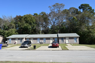 Creeks Edge Townhomes in Fayetteville, NC - Building Photo - Building Photo