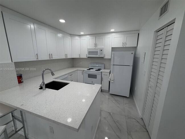 2113 Renaissance Blvd in Miramar, FL - Foto de edificio - Building Photo