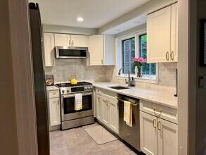 37 Linden St in Wellesley, MA - Building Photo - Building Photo