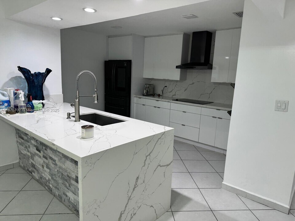 14223 SW 92nd St in Miami, FL - Building Photo