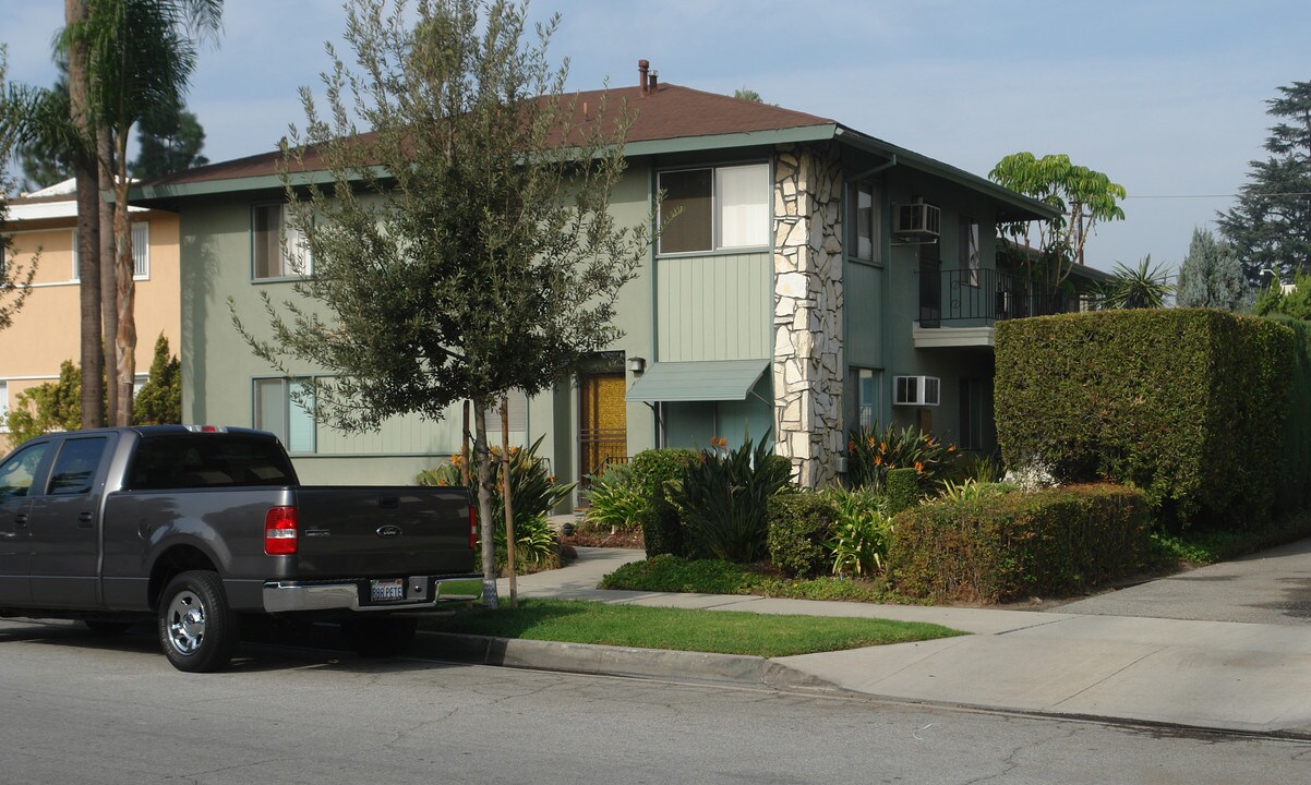 461 E Algrove St in Covina, CA - Foto de edificio