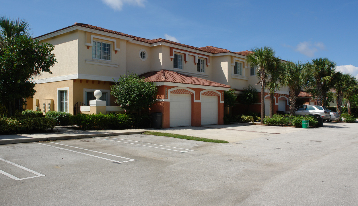 The Breezes in Coral Springs, FL - Building Photo