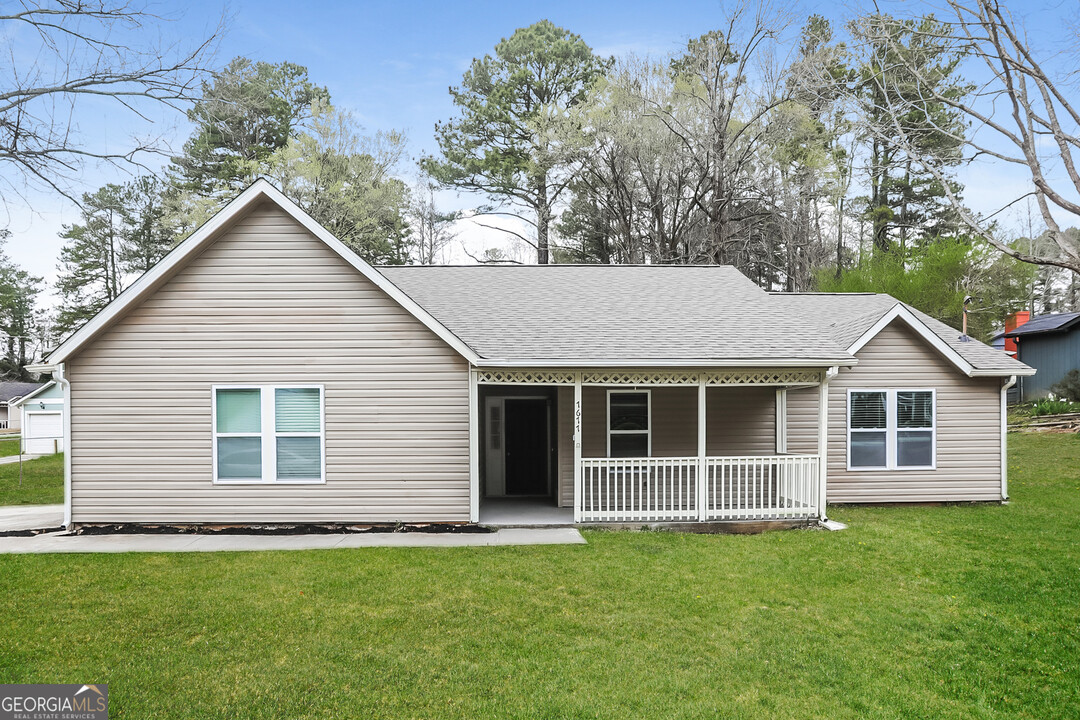 1611 Downs Crossing in Stone Mountain, GA - Building Photo