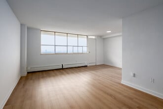 Oakview Heights in Toronto, ON - Building Photo - Interior Photo