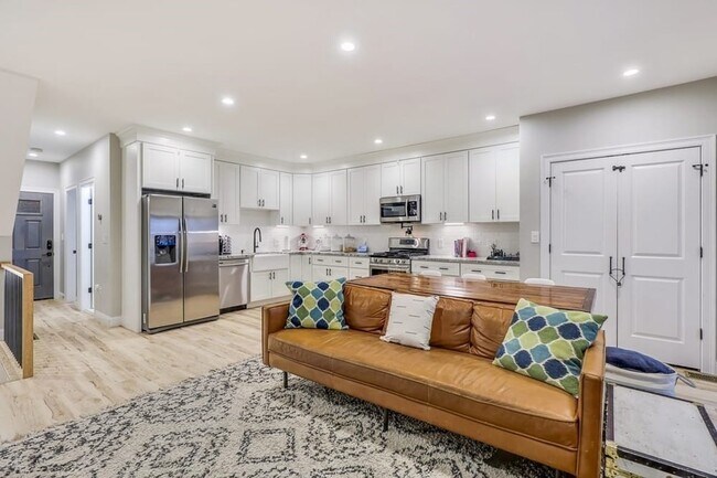 142 W 8th St, Unit 142 W 8th #1 in Boston, MA - Foto de edificio - Building Photo