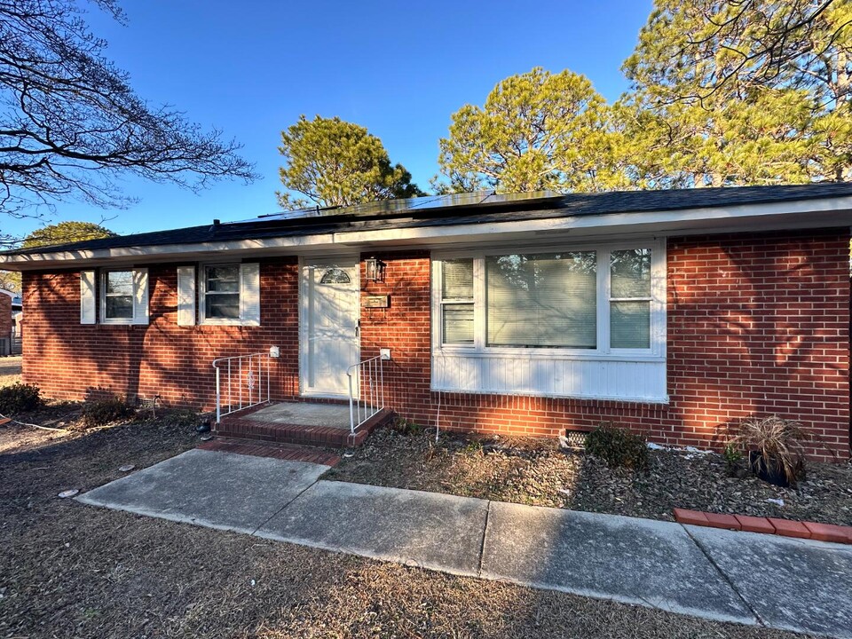 1913 Stockton Dr in Fayetteville, NC - Building Photo