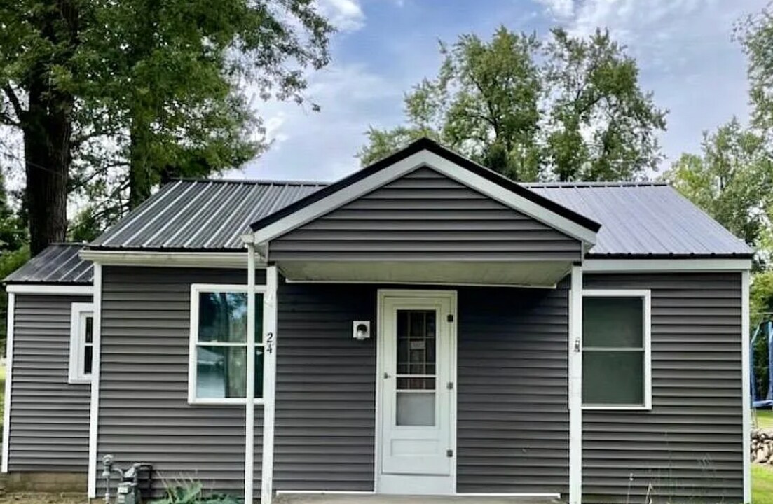 24 Goodrich Ave in Hillsdale, MI - Foto de edificio