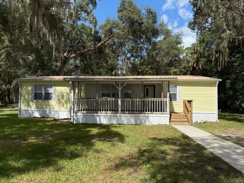 7491 NW 165th St in Trenton, FL - Building Photo