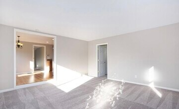 2811 3 Mile Rd NE in Grand Rapids, MI - Foto de edificio - Building Photo