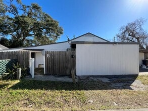 1272 Pecan St in Clute, TX - Foto de edificio - Building Photo
