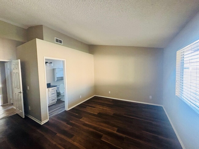 37010 42nd St E in Palmdale, CA - Foto de edificio - Building Photo