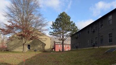 Canonchet Cliffs I in Hope Valley, RI - Foto de edificio - Building Photo