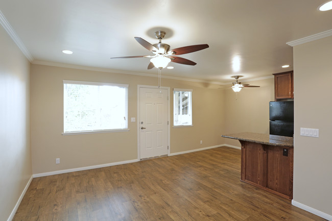 Crandall Apartments in San Diego, CA - Building Photo - Interior Photo