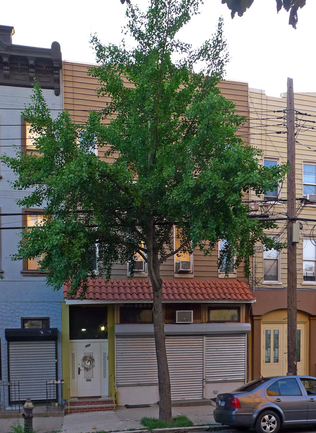 377 Onderdonk Ave in Flushing, NY - Foto de edificio - Building Photo