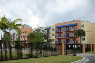 Tropical Pointe in North Miami, FL - Building Photo - Building Photo