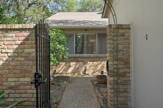 3718 Steck Ave in Austin, TX - Foto de edificio - Building Photo