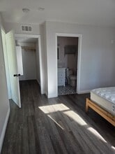 321 S Thurston Ave in Los Angeles, CA - Building Photo - Building Photo