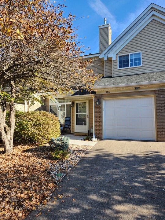 18194 Settlers Way in Eden Prairie, MN - Building Photo